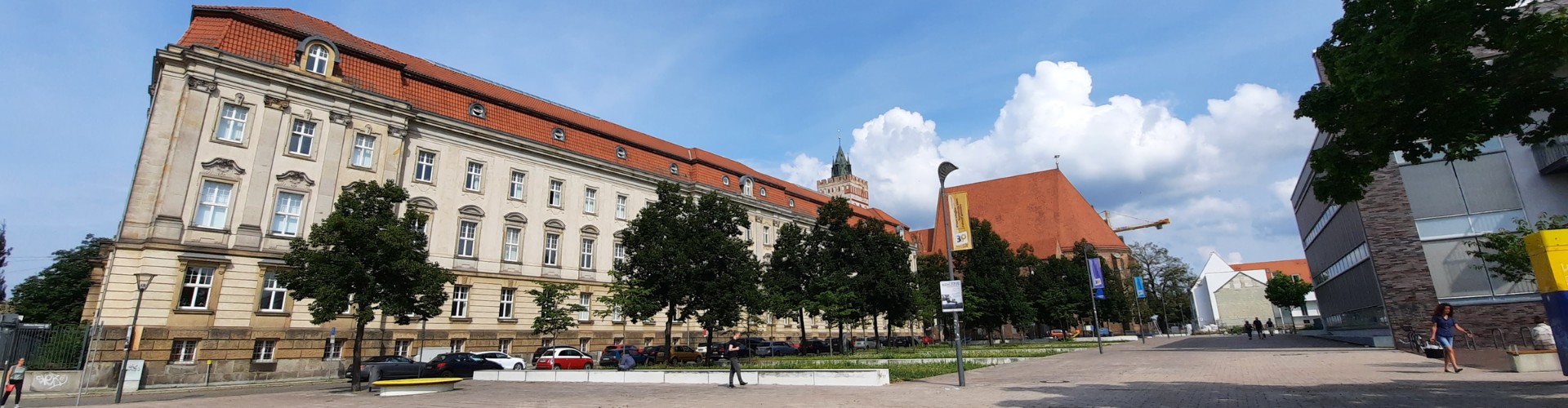 Weitwinkelaufnahme vom Viadrina Hauptgebäude, Blick vom Campusplatz